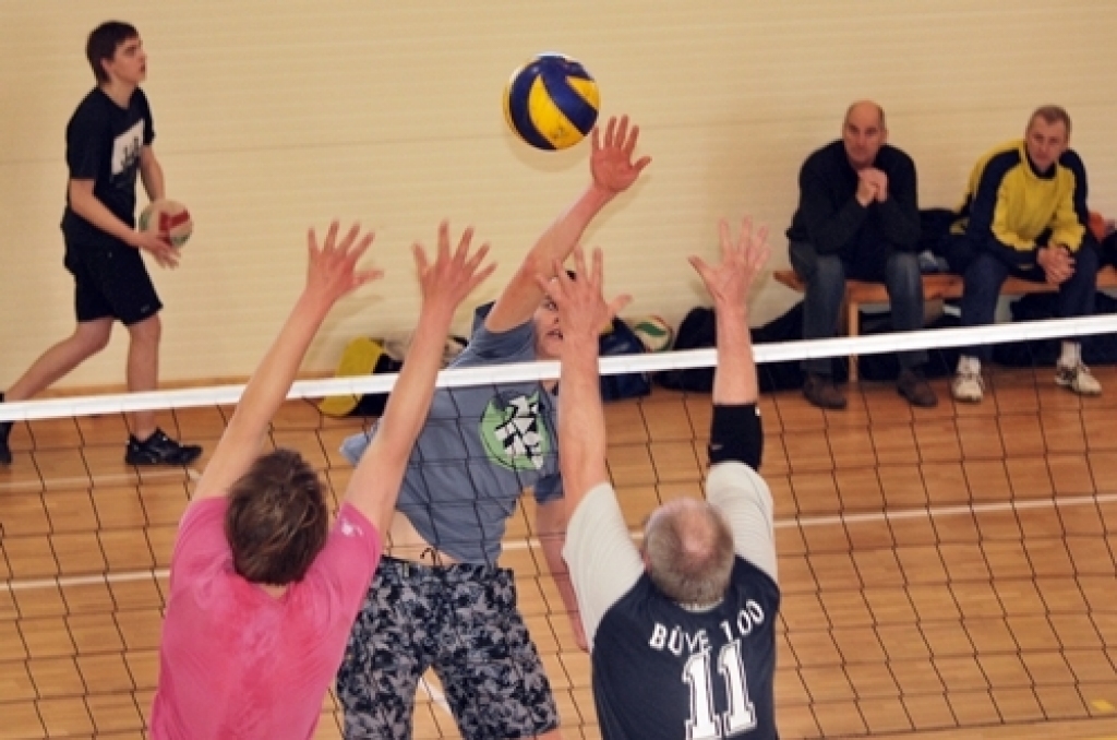 Ceraukstes pagasta Griķu pamatskolas sporta zālē pirmdien, 9. aprīlī, notika Līdumnieku Lieldienu kausa izcīņa volejbolā vīriešiem 4:4.

Sacensību organizators Boriss Muravjovs stāstīja – lai arī tā bija pirmā pēcsvētku diena, ieradās...
Autors: Uldis Varnevičs