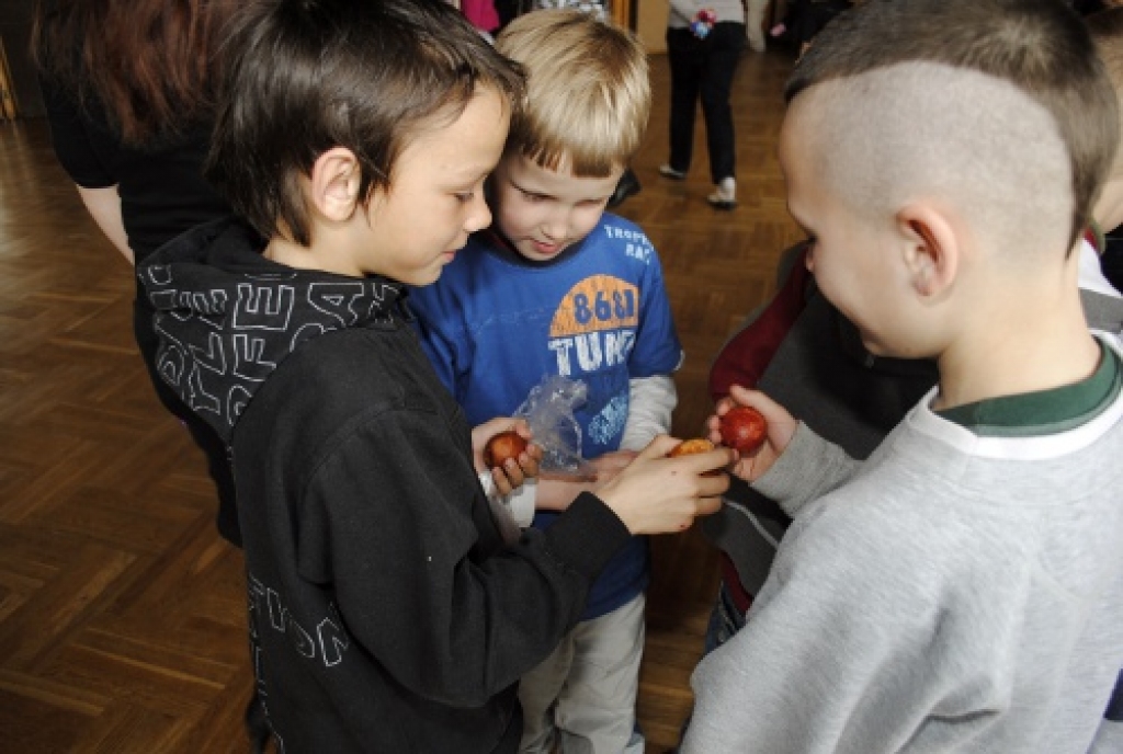 Misas tautas nama telpas 8.aprīļa pusdienas laikā ar jestriem un enerģiskiem skaņdarbiem ierībināja Skaistkalnes pūtēju orķestris. Muzicēšanas pavadījumā šūpolēs izšūpojās teju visi sanākušie ciema iedzīvotāji. Lieldienu svinētāji varēja...
Autors: Kristaps Ābelnieks