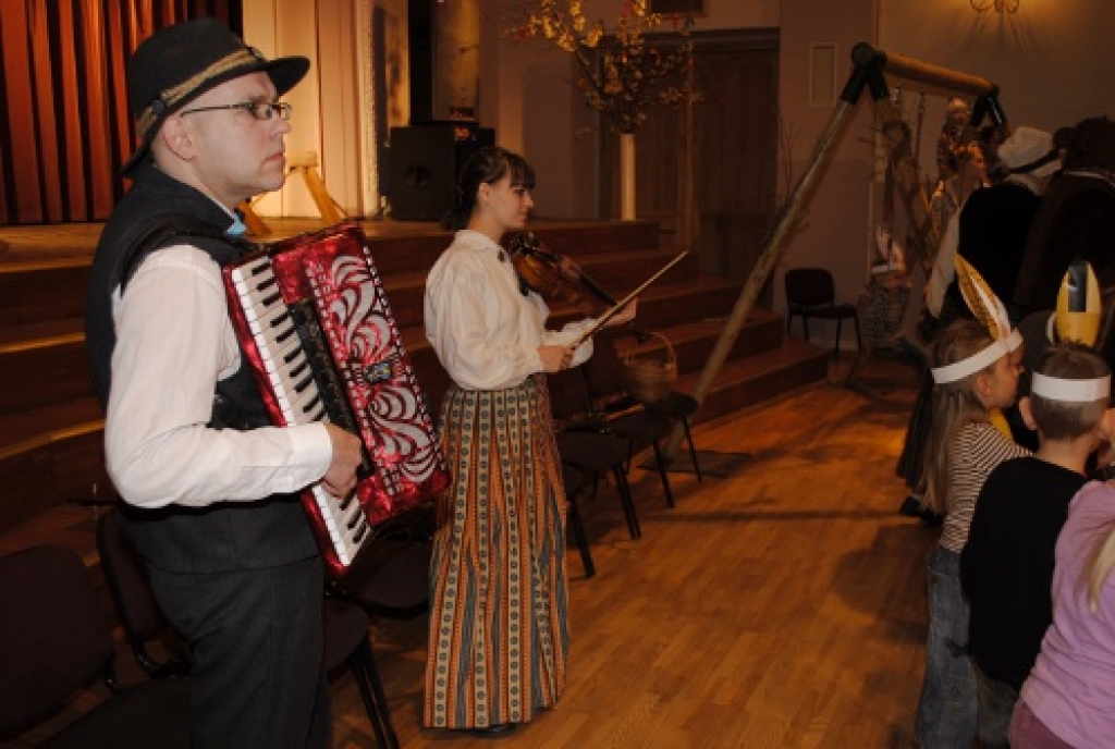 Kopā ar folkloras kopu „Trejupe” 8. aprīlī Lieldienas tika svinētas Bauskas kultūras centrā. Svinētāju priekam kultūras centra zālē bija pat izkārtas šūpoles.
Autors: Kristaps Ābelnieks