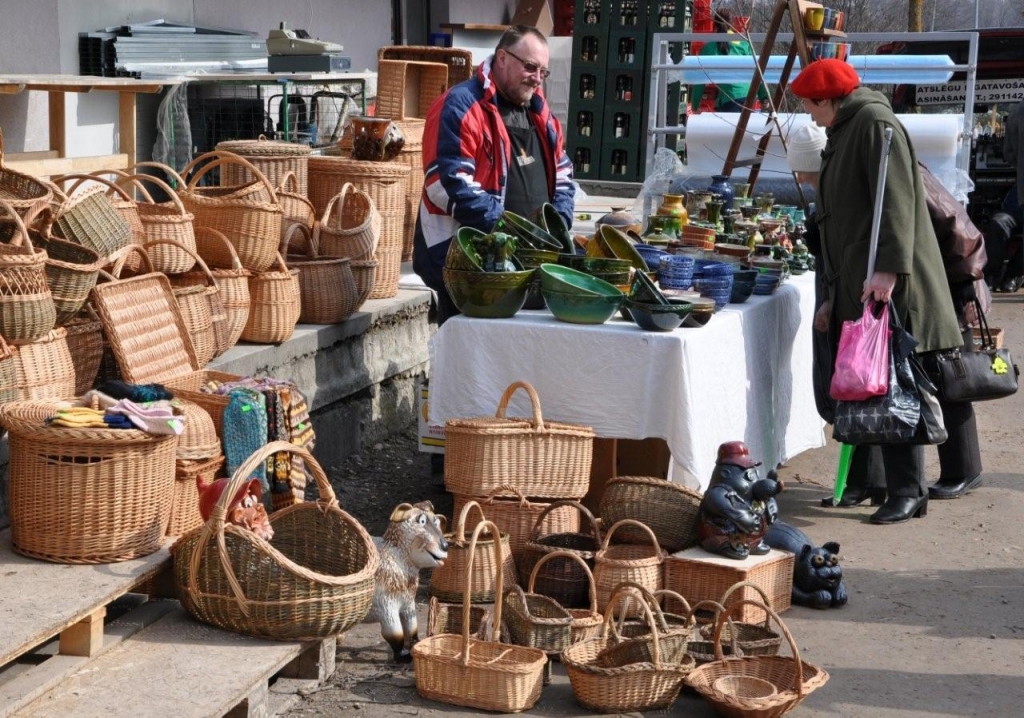7.aprīlī, vēl saulainā laikā, Vecumnieku tirgus bija rosības pilns. Tur bija ne tikai tirgošanās, bet arī dejas, dziesmas, olu krāsošana.