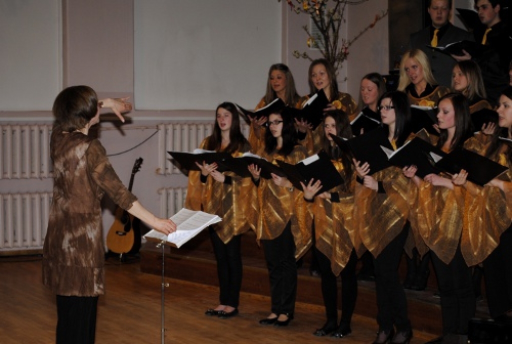 Bauskas Kultūras centrā Zaļajā ceturtdienā, 5. aprīlī,  Bauskas Valsts ģimnāzijas koris plaši un skanīgi atzīmēja 10 gadu jubileju. 
Autors: Kristaps Ābelnieks