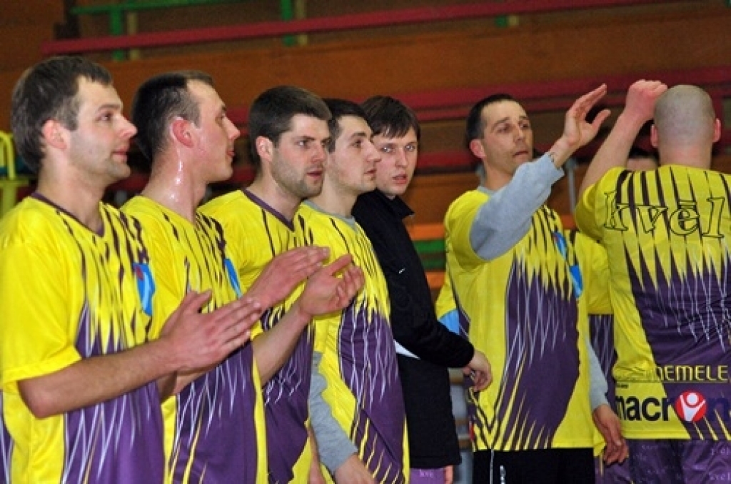 Latvijas Basketbola līgas 3. divīzijas trešajā un izšķirīgajā ceturtdaļfināla spēlē
Bauskas «Kvēle/sporta centrs «Mēmele»» basketbola komanda mājās uzņēma «Saulkrastu»
basketbolistus. Baušķenieki svinēja uzvaru ar rezultātu...
Autors: Uldis Varnevičs