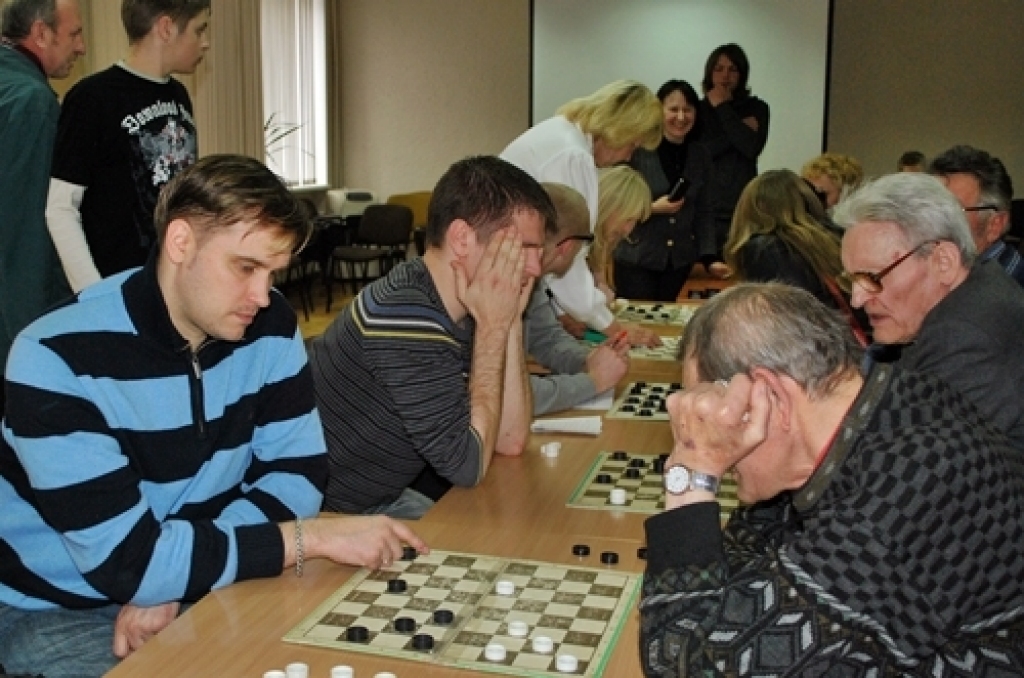 Sporta bāzēs sestdien, 31. martā, tika noskaidroti uzvarētāji deviņos sporta veidos Bauskas novada ziemas un pavasara sporta spēlēs. Sacensībās piedalījās arī kaimiņu novadu komandas.

Sporta centra «Mēmele» galvenā speciāliste Inga Ūbele...
Autors: Uldis Varnevičs