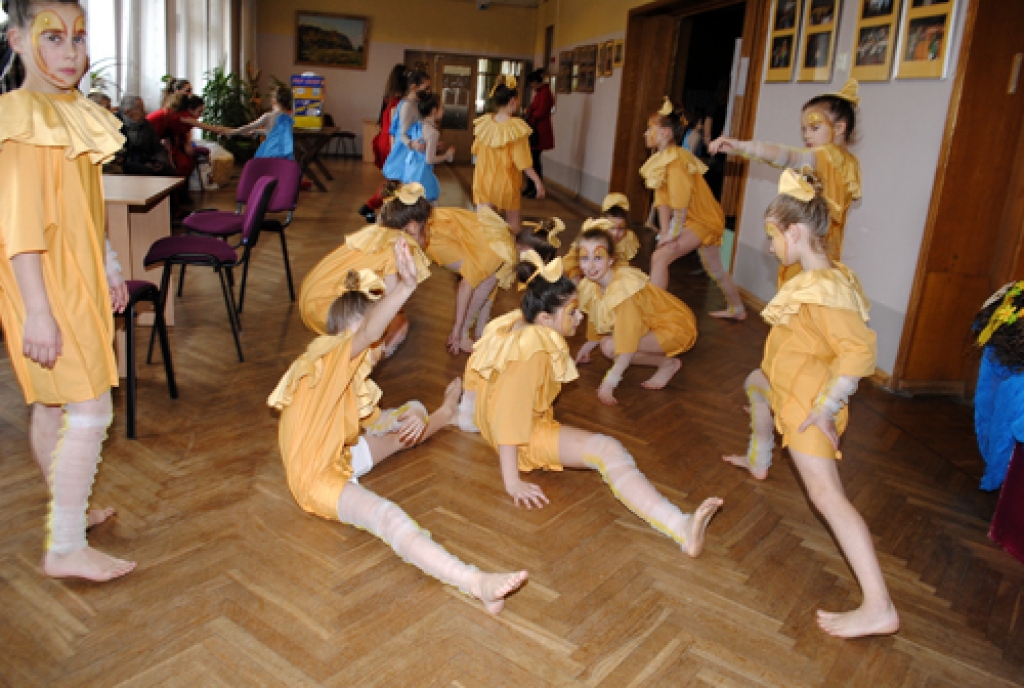 Mūsdienu deju konkursa otrā kārta Zemgales bērnu un skolēnu kopām 30. martā notika Bauskas novada Īslīces kultūras namā. Tur vairākas stundas pavadīja 350 dejotāju vecumā no trim līdz 18 gadiem. Deju grupas bija no Bauskas, Rundāles,...
Autors: Juris Iļņickis