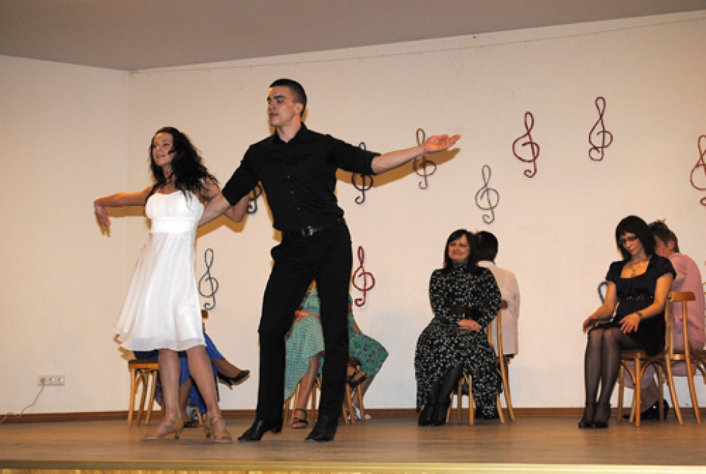 Bauskas novada Codes pagasta pašdarbnieku kolektīvi 1. aprīli sagaidīja, piedaloties tradicionālajās joku dienās. Sarīkojums «Mikrofona aptauja 2012» sākās jau 31. marta vakarā vietējā pamatskolā. Gāja jautri un raibi, iespaidu varat gūt...
Autors: Juris Iļņickis