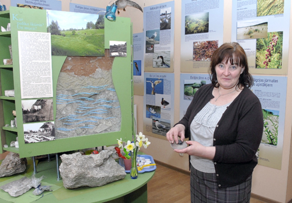 Laimai Indriķei, Skaistkalnes muzeja «Novadnieki» vadītājai, ir vides gides kvalifikācija. 
