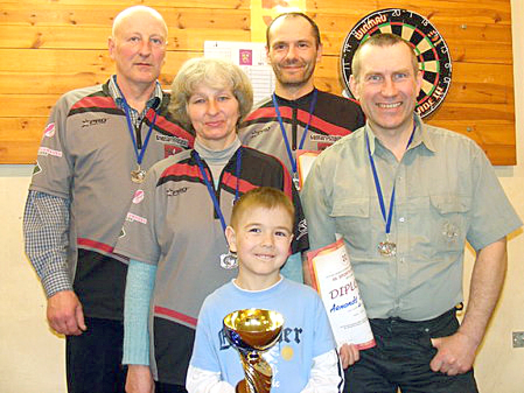 Vecumnieku šautriņu metēju komanda – Broņislavs Trušinskis (no kreisās), Olita Simaško, Guntars Stipins un Armands Užulis. Ar kausu rokās G. Stipina dēls Markuss Stipins. 