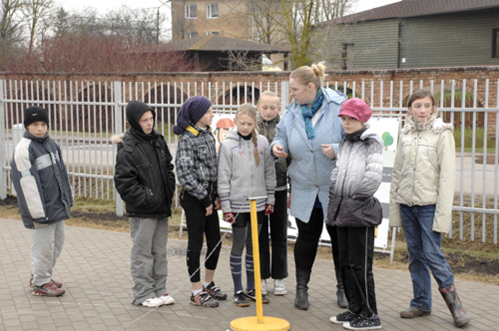 Sacensību uzvarētāji – Codes pamatskolas audzēkņi ar skolotāju Lindu Jakutāviču. 