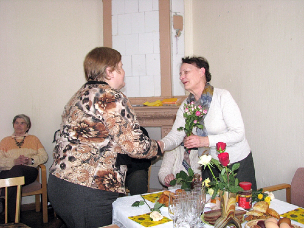Kluba «Rēta» sarīkojumā – Laimdota Ozoliņa (no kreisās) un Ausma Saukuma. 