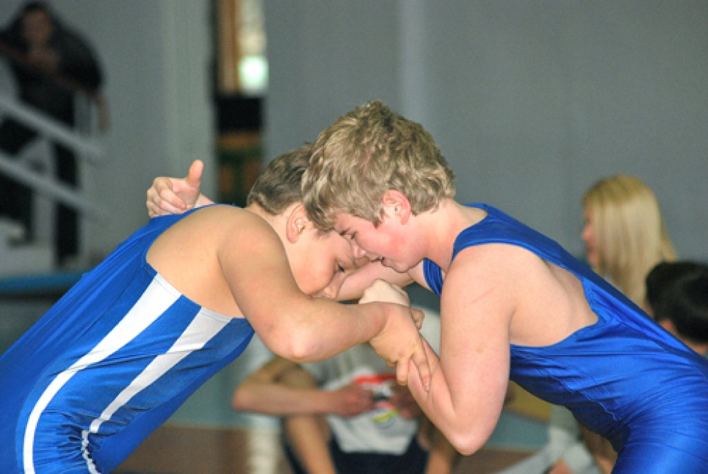 Abpusējā tvērienā cīnās Rainers Jegorovs (no kreisās) un Dāvids Stikuts.