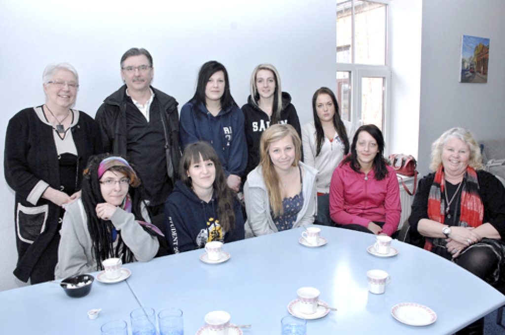 Hedemoras ģimnāzijas audzēknes Mikaēla Lindstrema, Ida Fajersone, Mariāma Bouzaidi, Lisete Nūrdāla, Jennifera Herra, Emeli Grīna, pedagoģe Kristīna Kārls un direktors Bū Nūrdkvists, luterāņu draudzes pārstāve Sūlbrita Steninga vizītē Bauskā.  