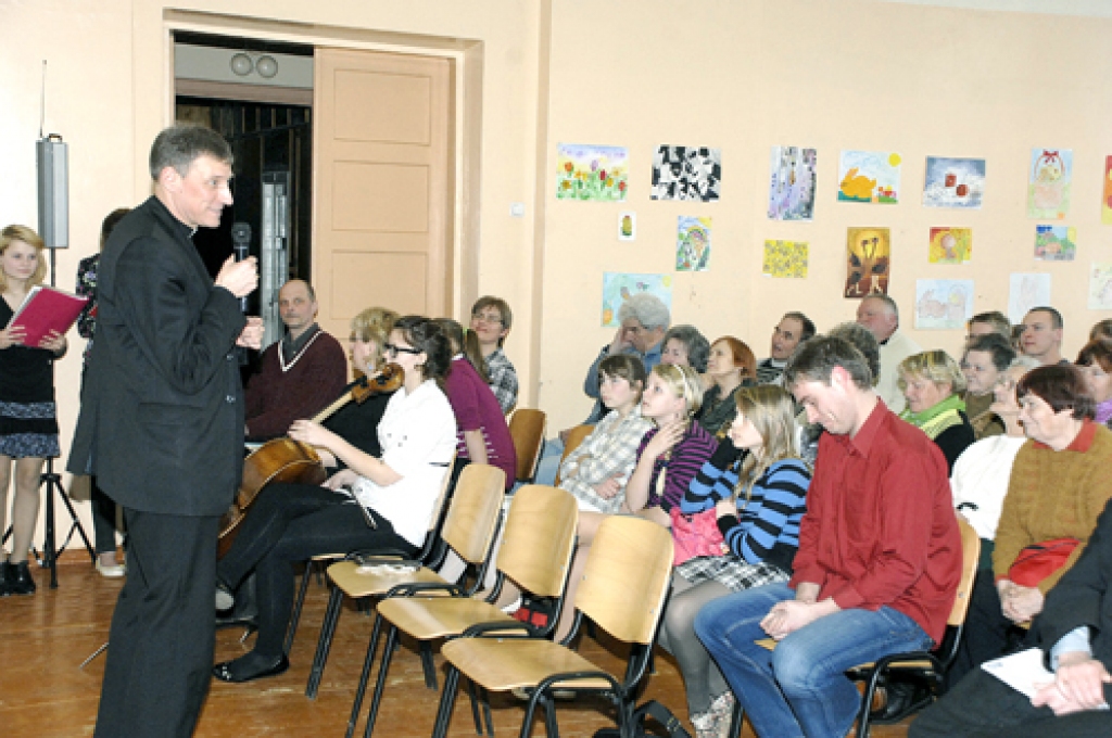 Zbigņevs Stankevičs, Romas katoļu baznīcas arhibīskaps, tiekas ar Vecumnieku novada iedzīvotājiem. 