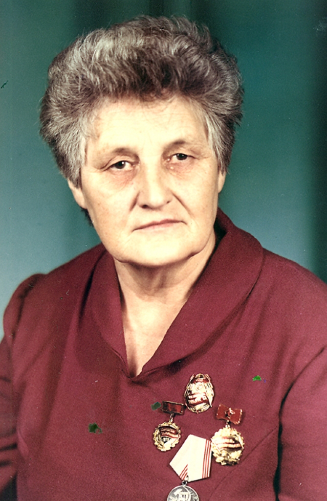 Jubilāre 60 gadu vecumā ar «Saules» piešķirtajiem apbalvojumiem par labu darbu. 