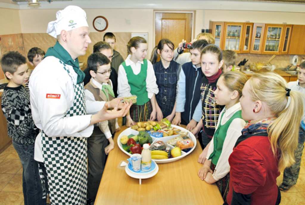 Pavārs Normunds Baranovskis stāsta, ka laukos dzīvojot, ir iespēja ēst pašu audzētos dārzeņus, tā ir liela privilēģija. 