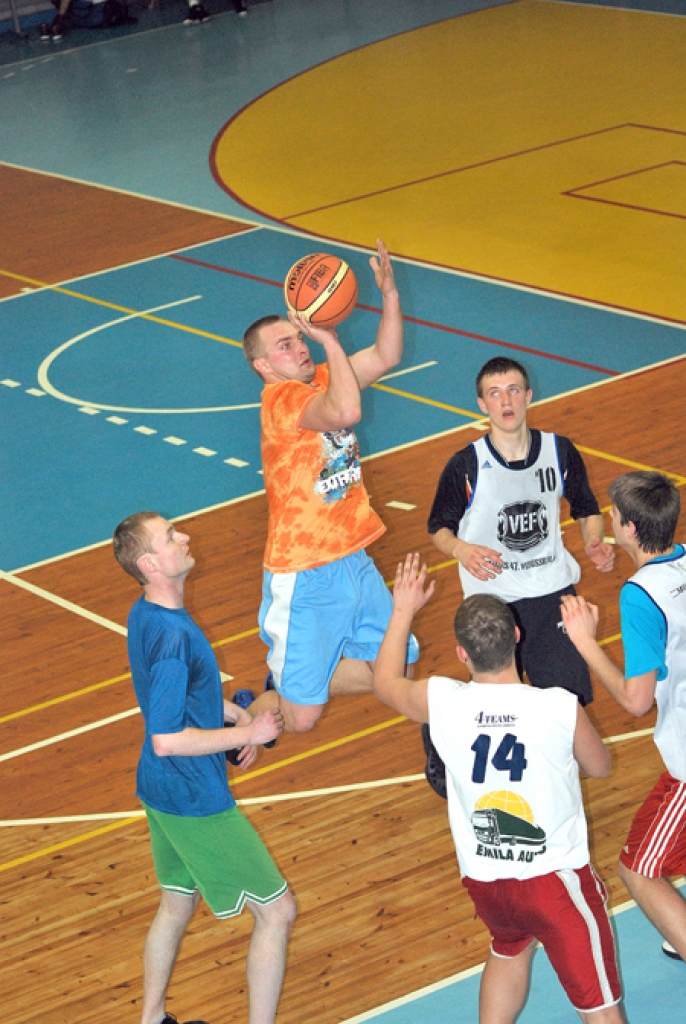 Uzbrūk  Aleksandrs Ivanovs (ar bumbu) no «Līduma» komandas. 