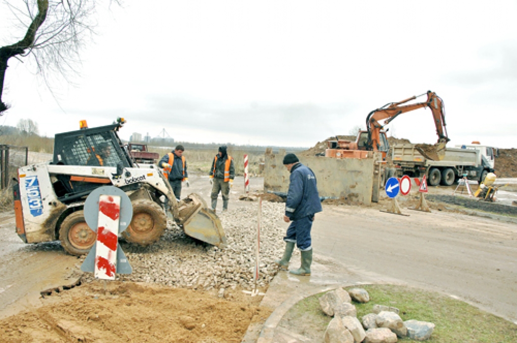 Biržu ielā Bauskā ūdenssaimniecības rekonstrukcija 17. aprīlī bija pavirzījusies aiz krustojuma ar Dārza ielu. 