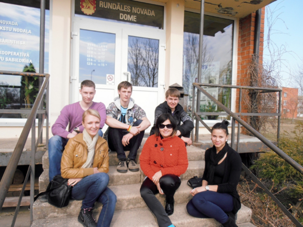 Jauniešu biedrību «INICIO» un «MPP» pārstāvji –  no kreisās: Zane Alksne, Skaidrīte Jutus, Jolanta Dāboliņa, Arnolds Auza, Kaspars Forsts, Ivo Blaudums – pirms tikšanās ar Rundāles novada domi 12. aprīlī. 