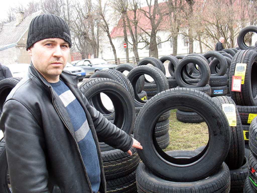 Viktors Žurkevičs stāsta, ka ekonomiskās un ekoloģiskās riepas var atšķirt pēc to marķējuma. 