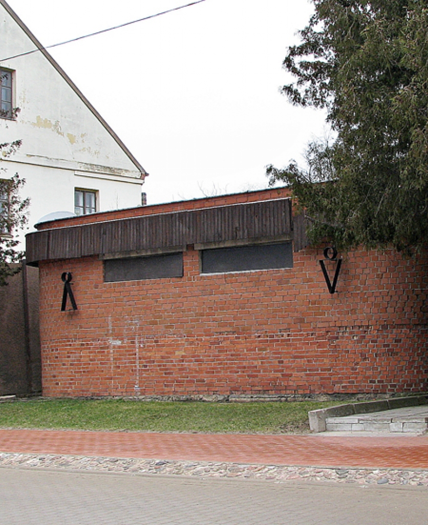 Bauskā šīs savu laiku nokalpojušās ēkas vietā Rātslaukumā būs modernas labierīcības. 