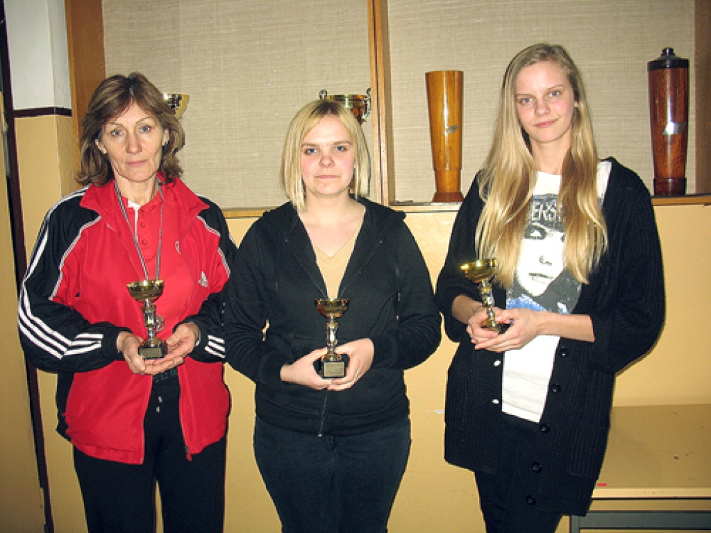 Pirmās līgas uzvarētājas sieviešu grupā – Lidija Martinkena (no kreisās), Beāte Šīmane un Lauma Meimere.