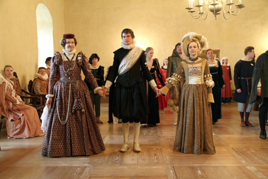 Seno deju grupu balle šopavasar Bauskas pilī.