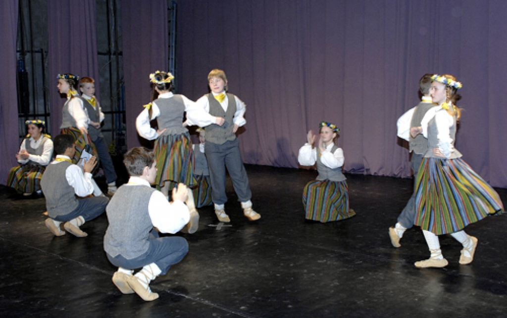 Bauskas sākumskolas deju kopa «Odziņa» skatē guva labus rezultātus.