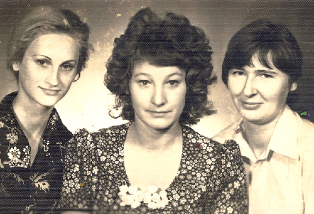 Jubilāre (vidū) ar kolēģēm pirms 40 gadiem, strādājot Rīgas pilsētas Proletāriešu rajona prokuratūrā par izmeklētāju. 