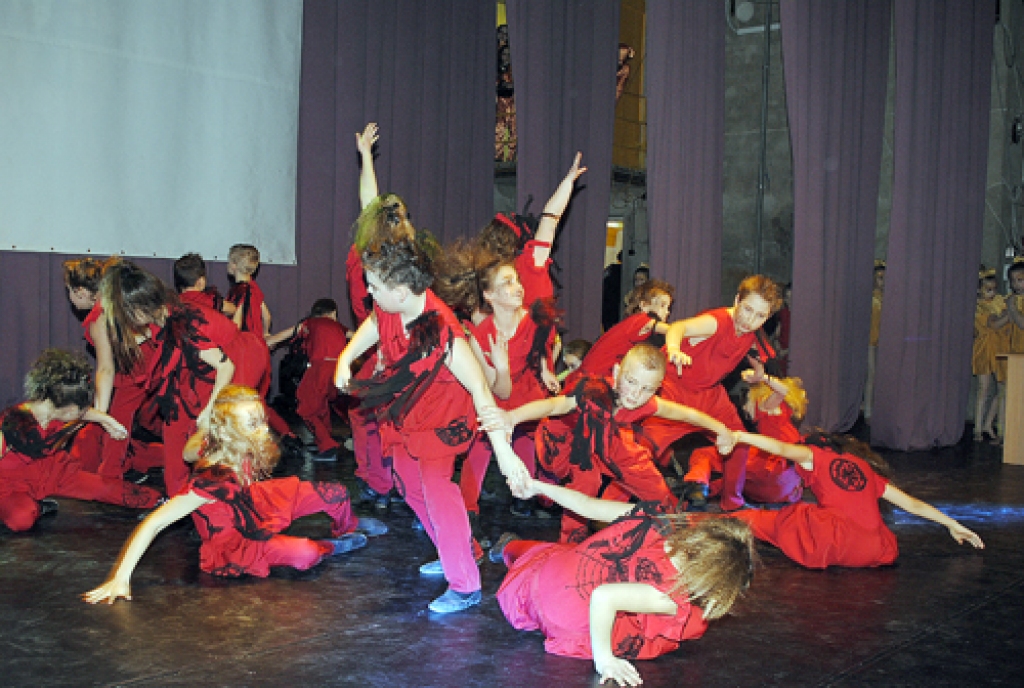 Deju grupas «Lēra» 1. līdz 4. klašu grupas priekšnesums «Zirnekļu tīklos sapinušies» ieguva pirmās pakāpes diplomu.