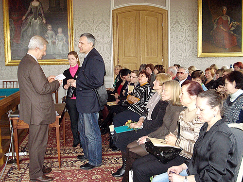 Atestēto tūrisma gidu apliecību izsniegšana Rundāles pilī 31. martā. 