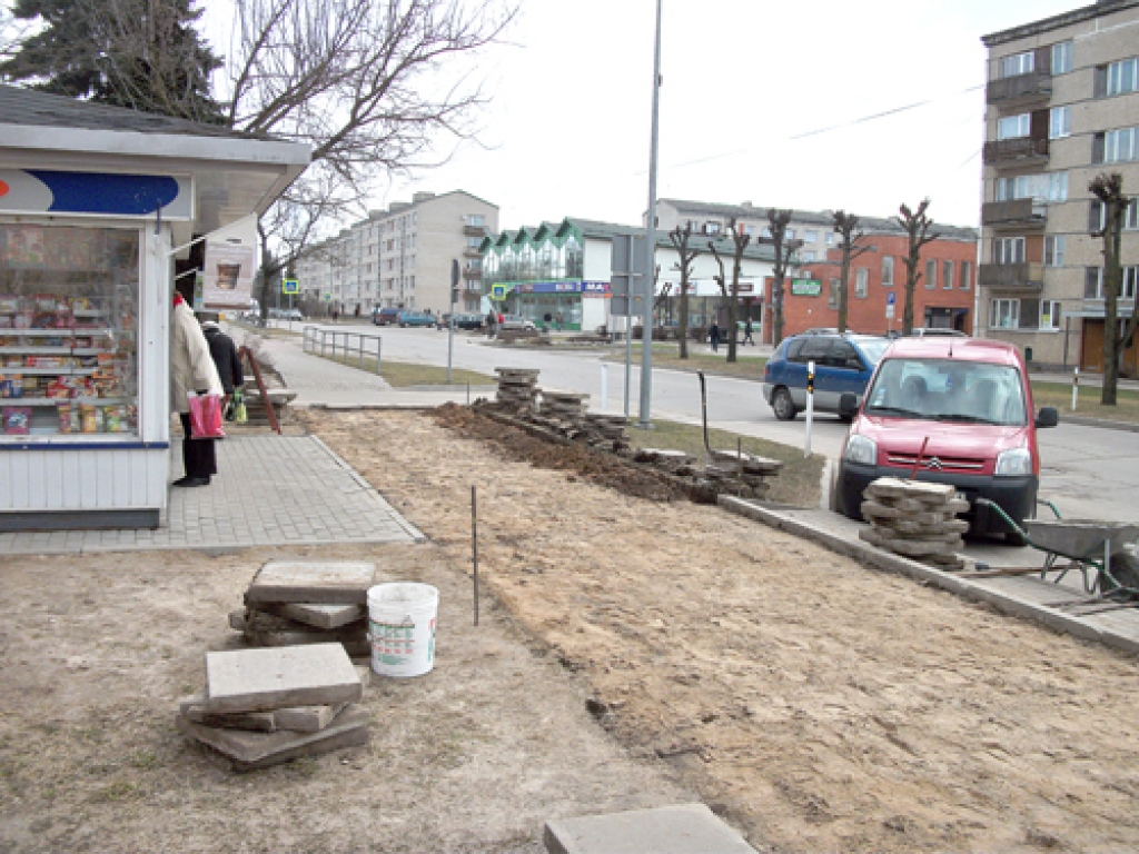 Dārza ielā Bauskā ritēja ietves posma remonts. Tagad gājējiem vairs nav jāraugās, kur likt kāju. 