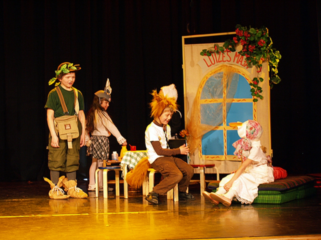 Zālītes bērnudārznieki bija tikpat atraktīvi kā vairāk pieredzējušie mazie aktieri. 