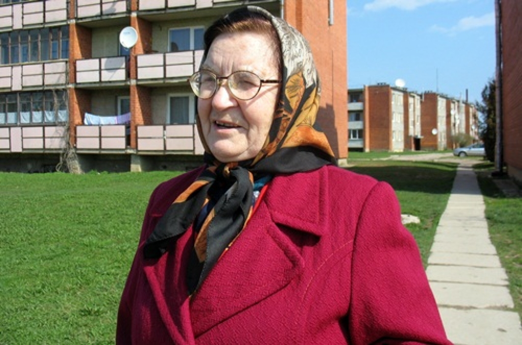 Antoņina Zira, prasmīga un rūpīga rokdarbniece no Īslīces pagasta Rītausmām, bieži domās velta mīļus sveicienus Anglijā mītošai meitai un mazmeitiņai. Ik pa laikam viņa aizsūta mīļajiem jaunāko veikumu un grāmatas. 
Autors: Uldis Varnevičs