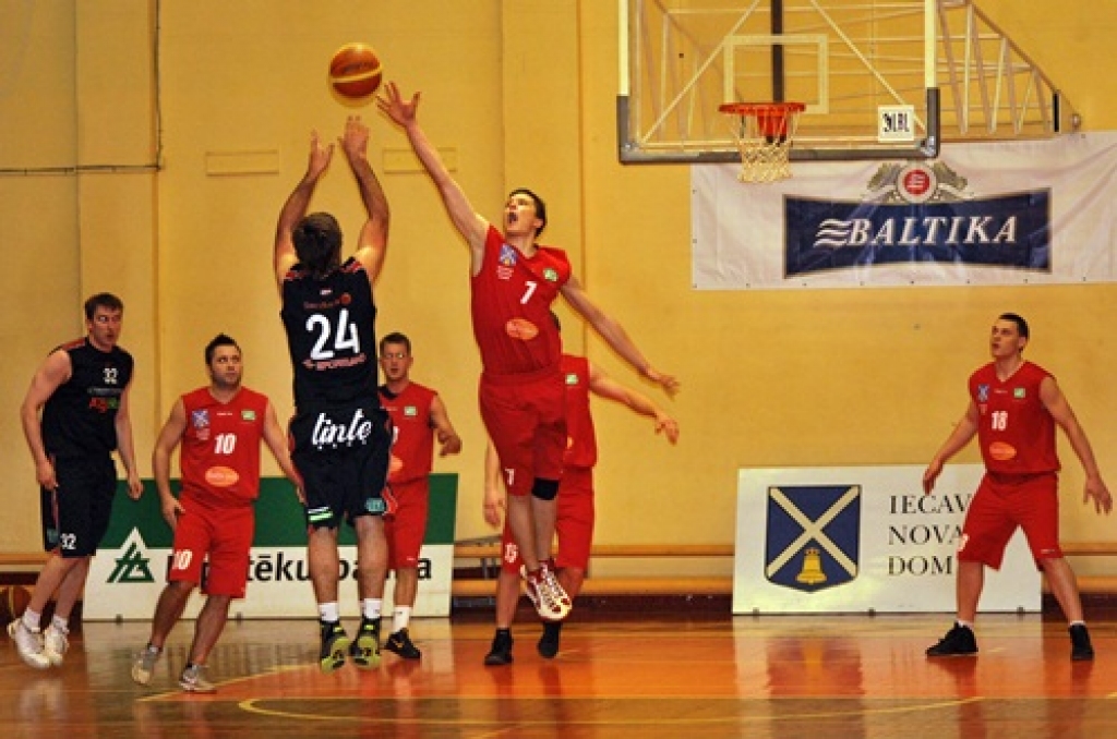 Gundars Brička (7. numurs) mēģina bloķēt pretinieka metienu.
Autors: Uldis Varnevičs