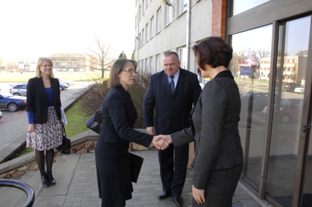 ASV vēstnieci Džuditu Gārberi sagaida Bauskas novada domes priekšsēdētājs Valdis Veips un attīstības un plānošanas nodaļas vadītāja Ilze Tijone. 
Autors: Ivars Bogdanovs