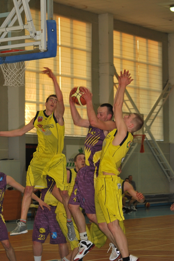 Nauris Metnieks izcīna bumbu starp diviem garajiem pretinieku spēlētājiem. 
Autors: Uldis Varnevičs