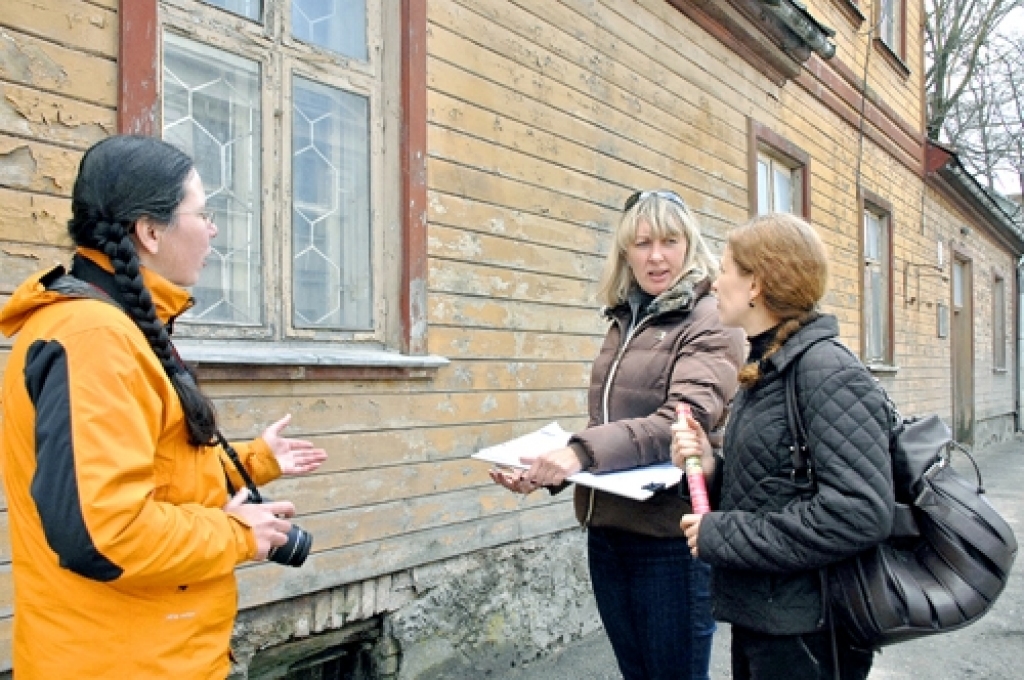 24. aprīlī ekspertes Zanda Bikša (no kreisās), Daiga Lēvalde un biedrības «Bauskas vecpilsēta» valdes priekšsēdētāja Ieva Bronko-Pastore sāka vecpilsētas apbūves izpēti.
Autors: Ivars Bogdanovs