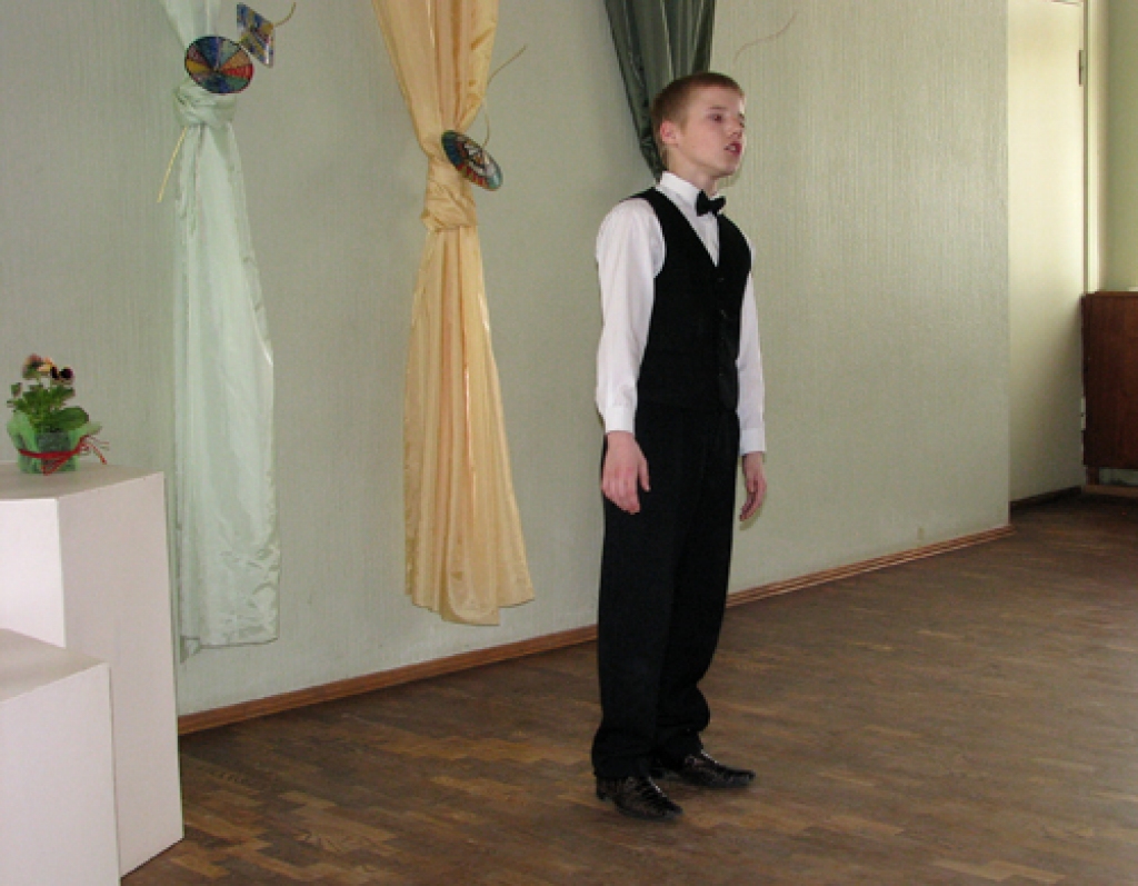 Pilsrundāles vidusskolas 7. klases skolnieks Ralfs Ivanovs runā Vitauta Ļūdēna dzejoli «Krauklis». 
Autors: Vilnis Auzāns