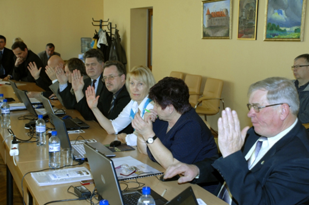 Deputāti Bauskas novada domes vides un attīstības komitejas ārkārtas sēdē 24. aprīlī balso par baseina būvniecības procesa sākšanu.
Autors: Ivars Bogdanovs