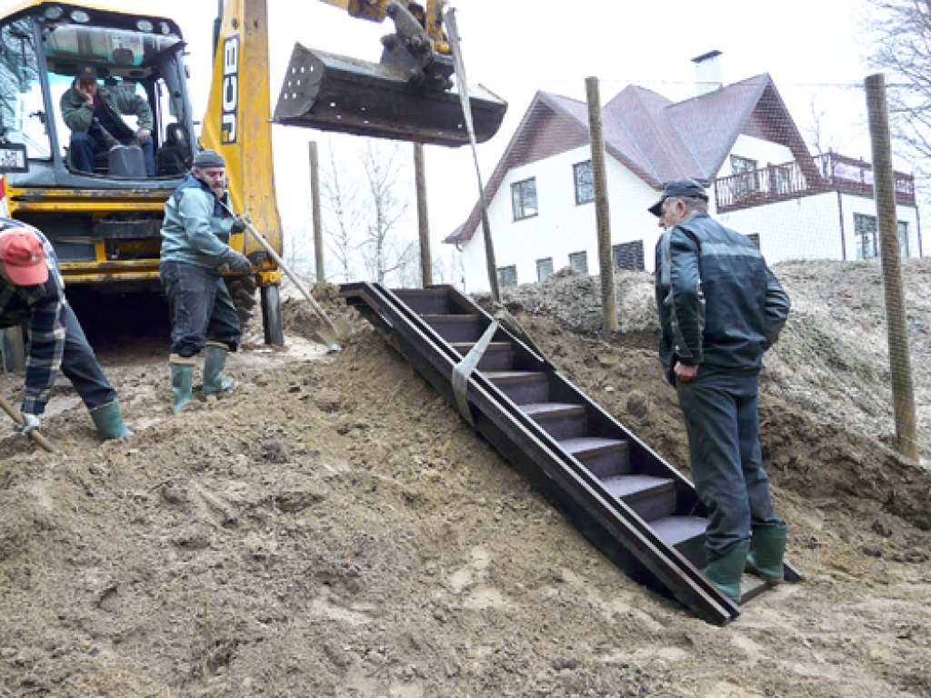 Iecavas upes kreisajā krastā pie avota, kur ir Ģedules ieteka, uzliktas trepes,
Autors: Elīna Rudzīte