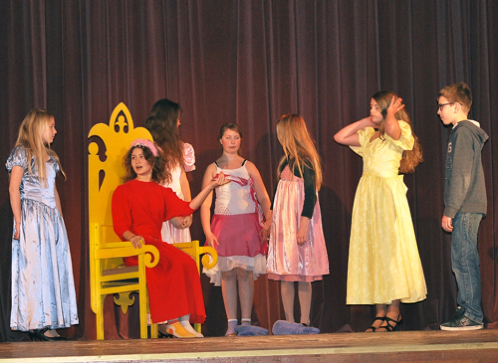 Iecavas vidusskolas audzēkņi lugā «Aizmirstītes valsts». 
Autors: Uldis Varnevičs