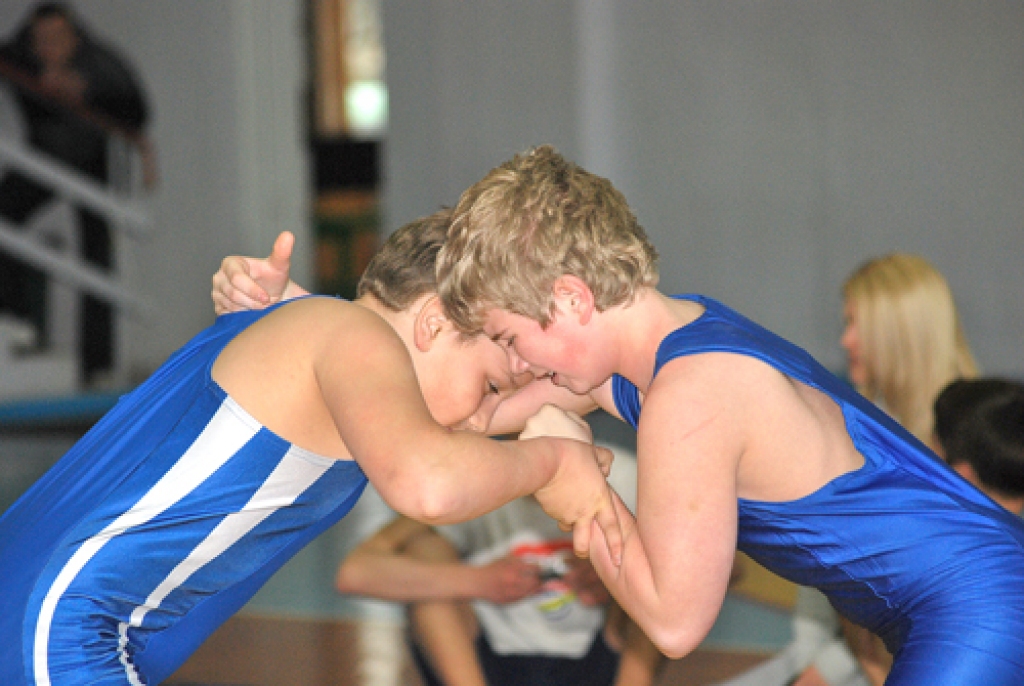 Abpusējā tvērienā cīnās Rainers Jegorovs (no kreisās) un Dāvids Stikuts. 
Autors: Uldis Varnevičs