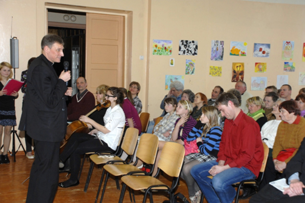 Zbigņevs Stankevičs, Romas katoļu baznīcas arhibīskaps, tiekas ar Vecumnieku novada iedzīvotājiem.
Autors: Ivars Bogdanovs