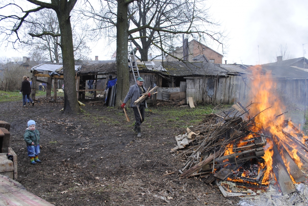 Pilsētā notika vēl nepieredzēta pussagruvušo šķūnīšu nojaukšanas akcija Rīgas ielas 13. nama pagalmā. Tā ir biedrības ''Bauskas vecpilsēta'' iniciatīva. 
Autors: Juris Iļņickis