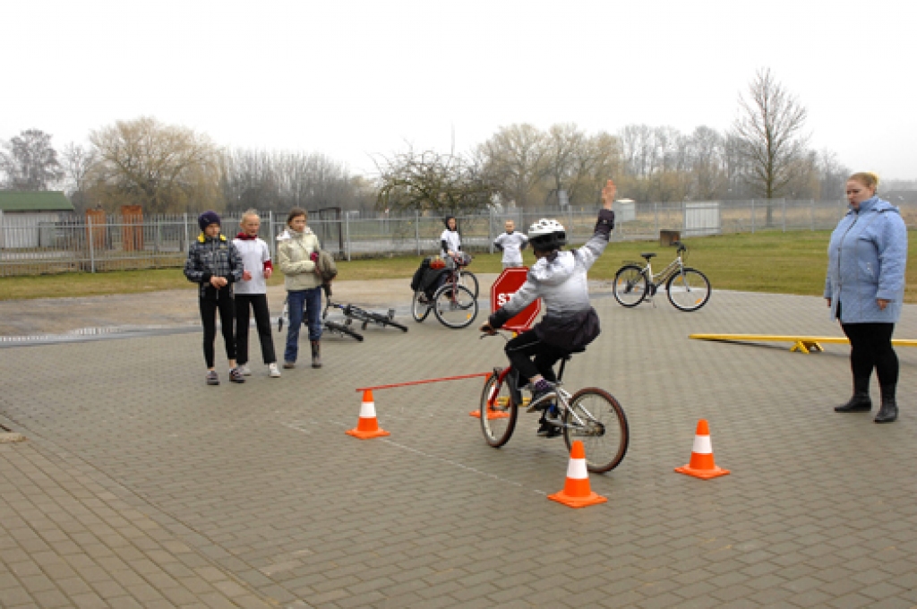 Distanci veic Codes pamatskolas 4. klases skolniece Marija Paula Čunka. 
Autors: Ivars Bogdanovs