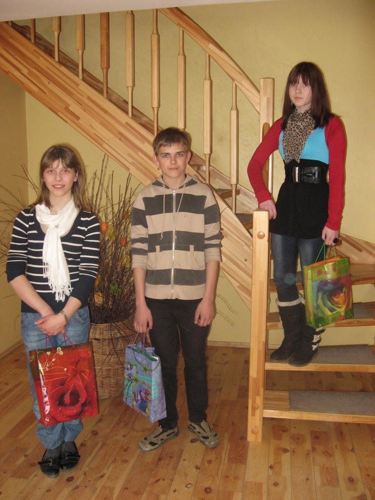 Eseju konkursa uzvarētāji Līga Līdaka (no kreisās), Sandijs Siliņš un Kristīne Štrausa. 
Autors: No albuma.