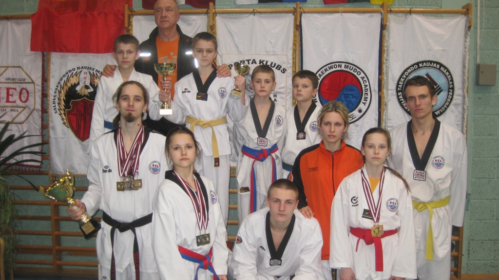 Daļa no Bauskas komandas Lielvārdē – pirmajā rindā no kreisās – Ainārs Knoks, Inese Tarvida, Igors Suharevskis, Linda Tarvida, Jolanta Tarvida, Artjoms Čabaņenko, otrajā rindā no kreisās – Varis Jātnieks, treneris Sergejs Kirtovskis, Gvido Seļiverstovs, Rihards Kuzmins, Ralfs Burmistrovs.
Autors: No albuma.