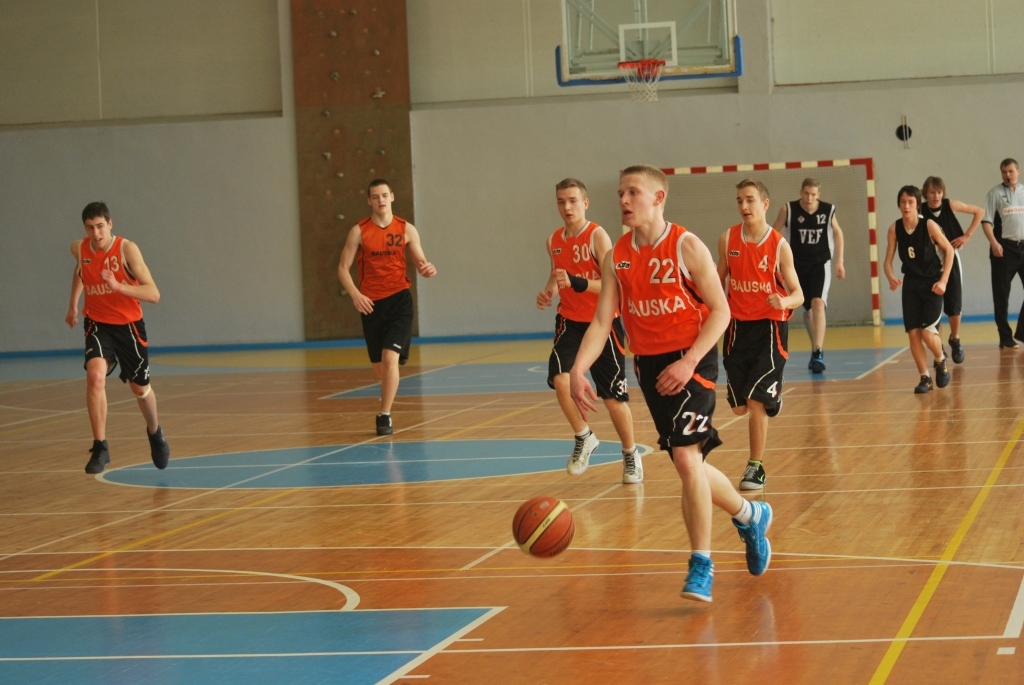 Oskars Skuja (ar bumbu) ved uzbrukumā Bauskas BJSS U16 basketbola komandu. 
Autors: Uldis Varnevičs