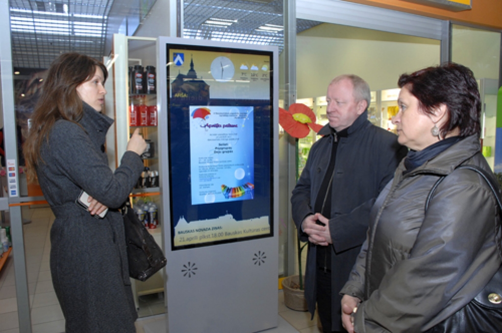 Bauskas novada domes speciāliste Egija Stapkeviča ar jauno digitālo informācijas stendu iepazīstina Dobeles novada domes priekšsēdētāju Andreju Spridzānu un kultūras un sporta pārvaldes vadītāju Māru Krūmiņu.
Autors: Ivars Bogdanovs