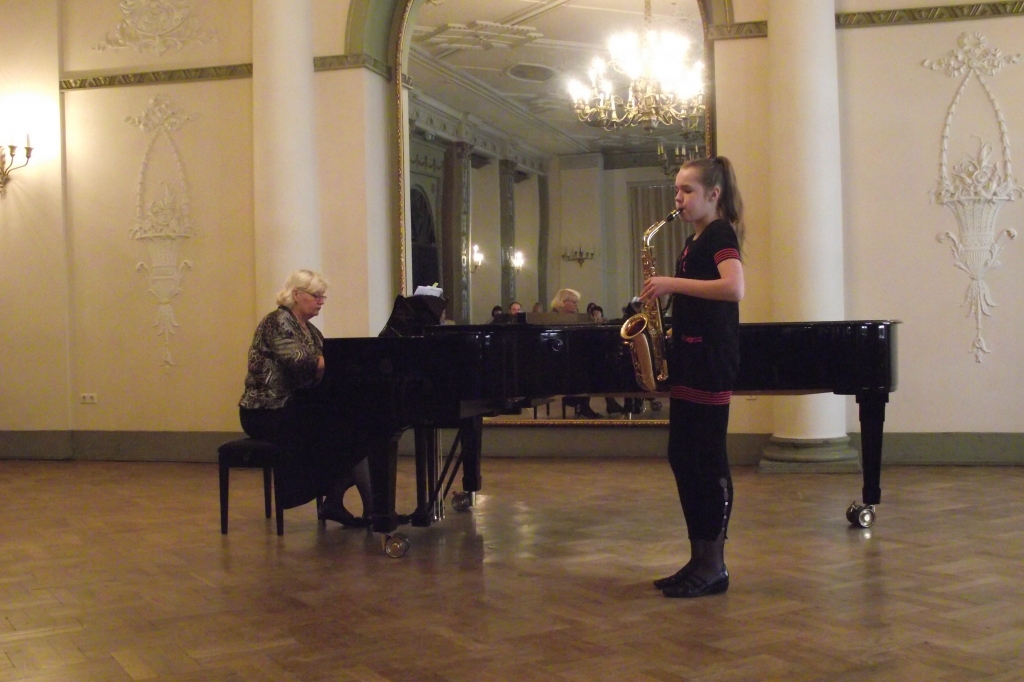 Saksofona 3. klases audzēkne Rūta Dāboliņa, koncertmeistare Līga Jaunliniņa.
Autors: No albuma.