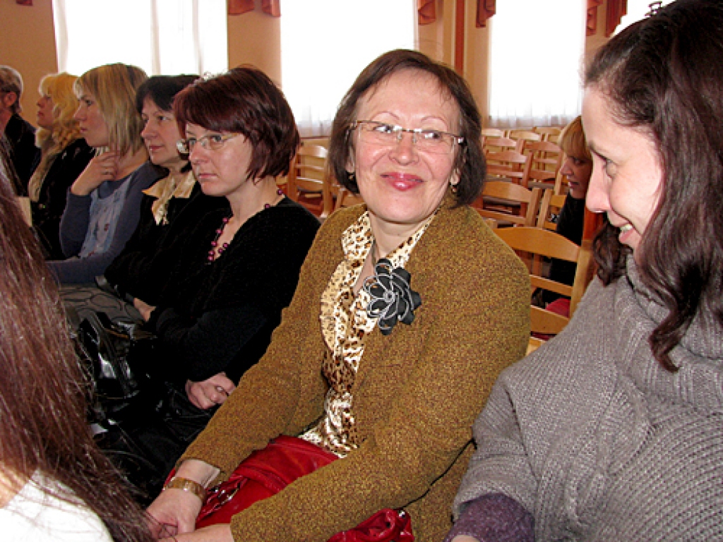 Konferences darbā piedalījās pārstāvji no novadu skolām. Vecsaules pamatskolu pārstāvēja direktora vietniece Agra Ķēniņa (otrā no labās). 
Autors: Vilnis Auzāns